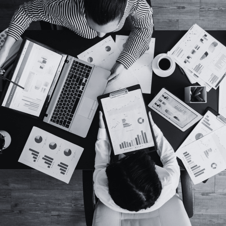 Vista superior de dos personas en una mesa de trabajo considerando los aspectos legales de marketing para startups