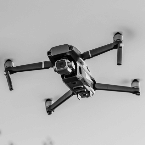 Vista desde abajo de un dron en movimiento